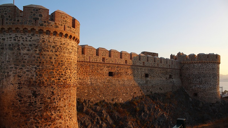 Post navigation Castillo de San Miguel i Gamla stan Castillo de San Miguel i gyllene kvällsljus - ett imponerande stenfort med torn och murar vid klippig sluttning.
